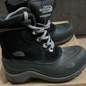 Youth Size 1 NorthFace Chilkats Lace Snow boots used 2 times.